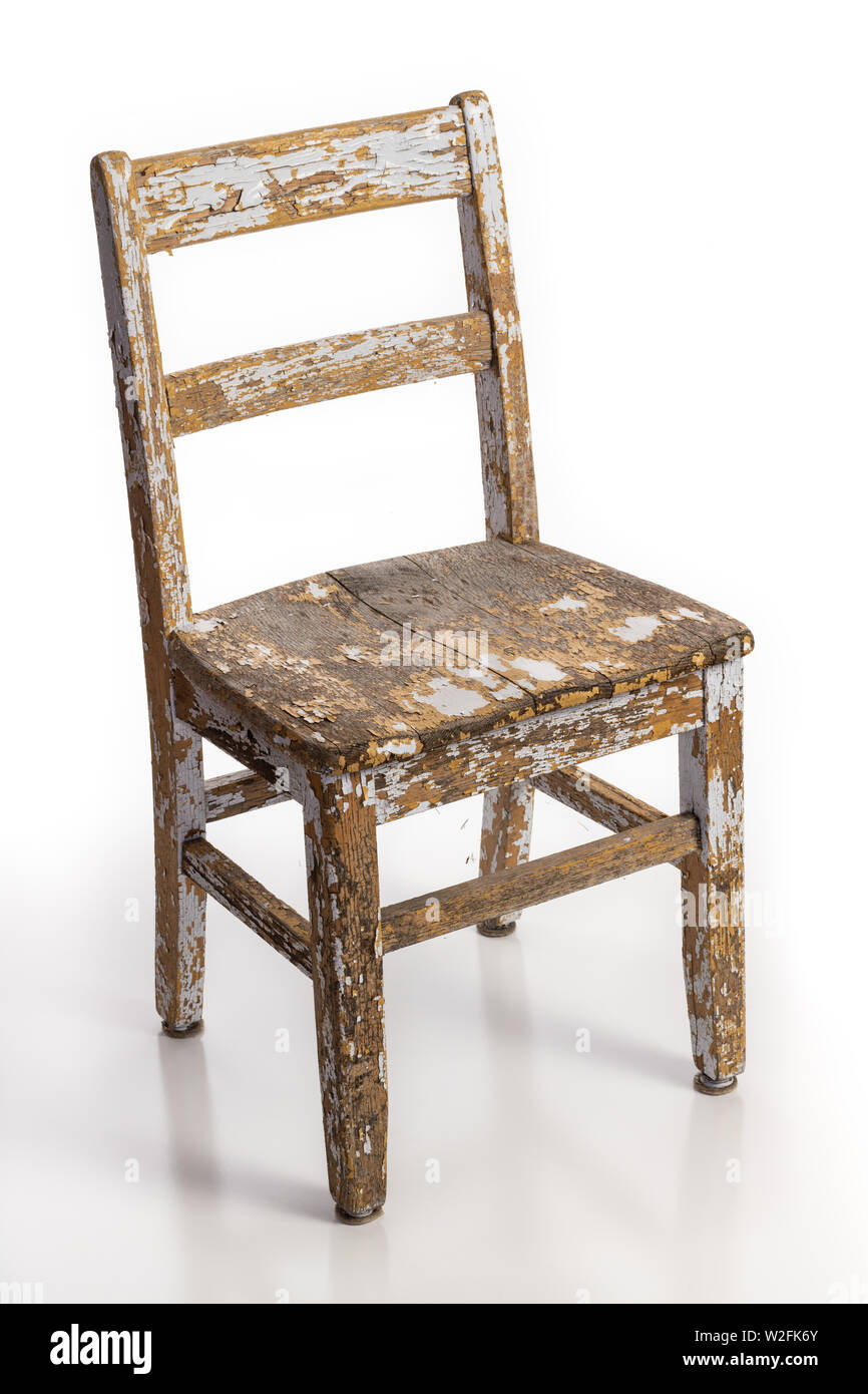 Vieja silla de madera con una textura de escamas de pintura agrietada  pelando aislado sobre un fondo blanco. Concepto de contaminación por plomo  Fotografía de stock - Alamy