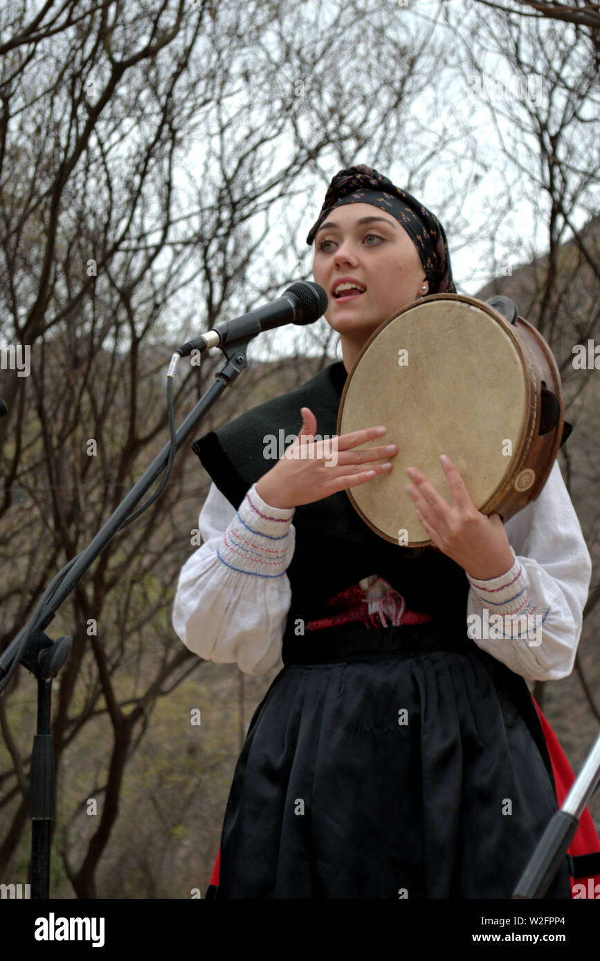 Una joven en traje tradicional asturiana, tocando una pandereta y canto  Fotografía de stock - Alamy