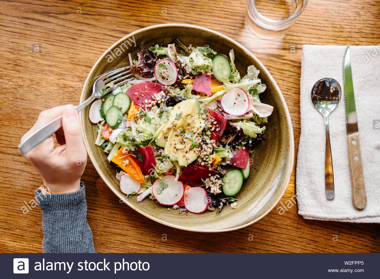 Perspectiva Personal mujer comer ensalada en restaurante. Foto de stock