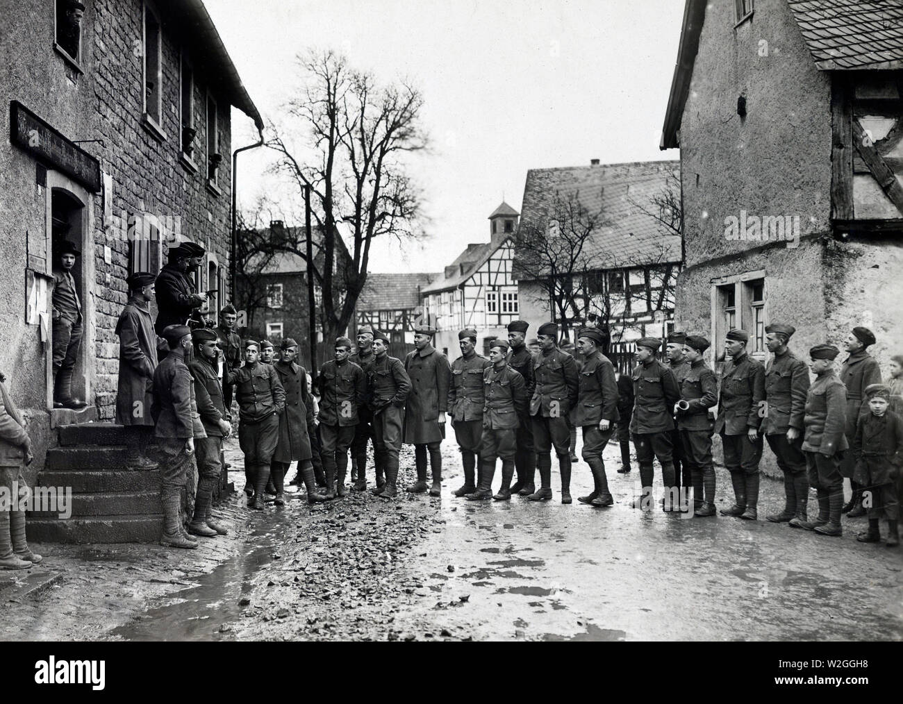 El capitán Earl ALMON, COMDG Co. M, 3º Batallón, 16, 1ª División de Infantería, en un poco de hablar a sus hombres sobre cómo comportarse en este territorio ocupado. Leuterod, Alemania ca. 1/12/1919 Foto de stock