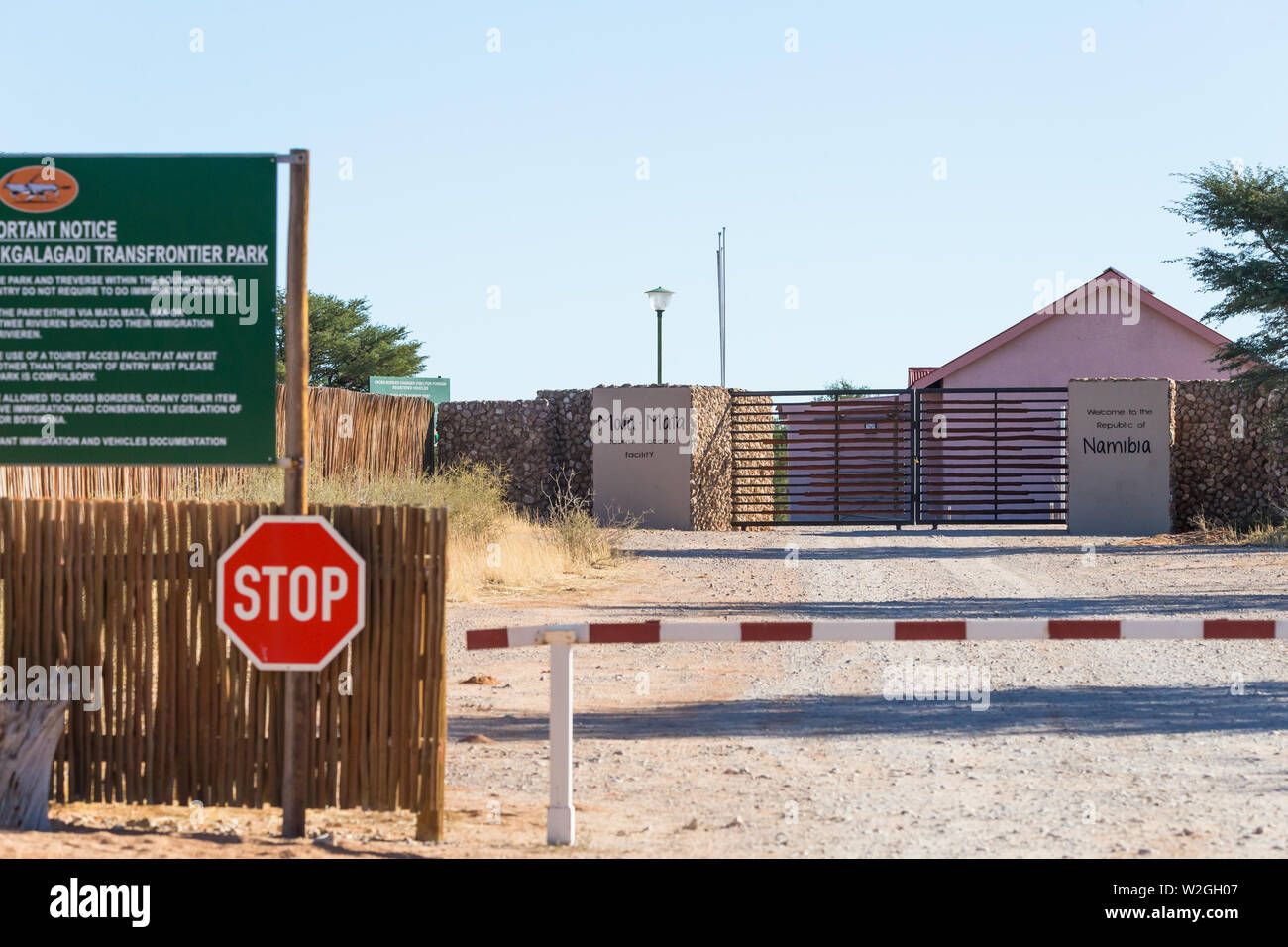Puesto de control fronterizo de facilidades para el acceso de turistas a Namibia en Mata Mata resto campamento en el Parque Transfronterizo Kgalagadi, Sudáfrica Foto de stock