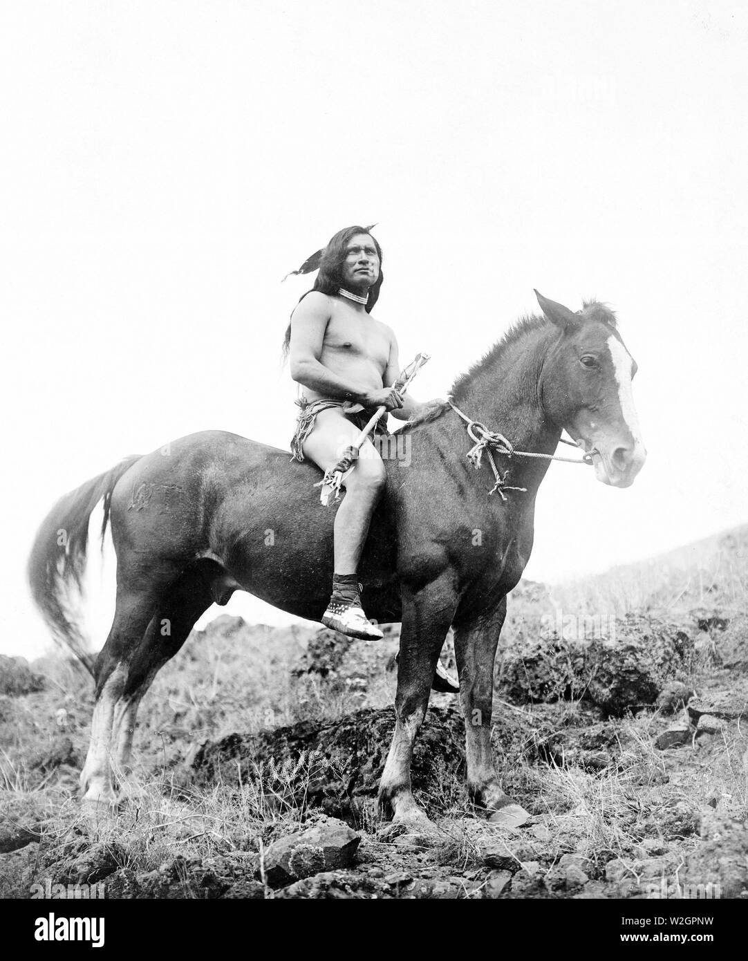 Edward S. Curits Indios Nativos Americanos - Nez Percé, hombre, vistiendo  taparrabos y los mocasines, a caballo, ca. 1910 Fotografía de stock - Alamy