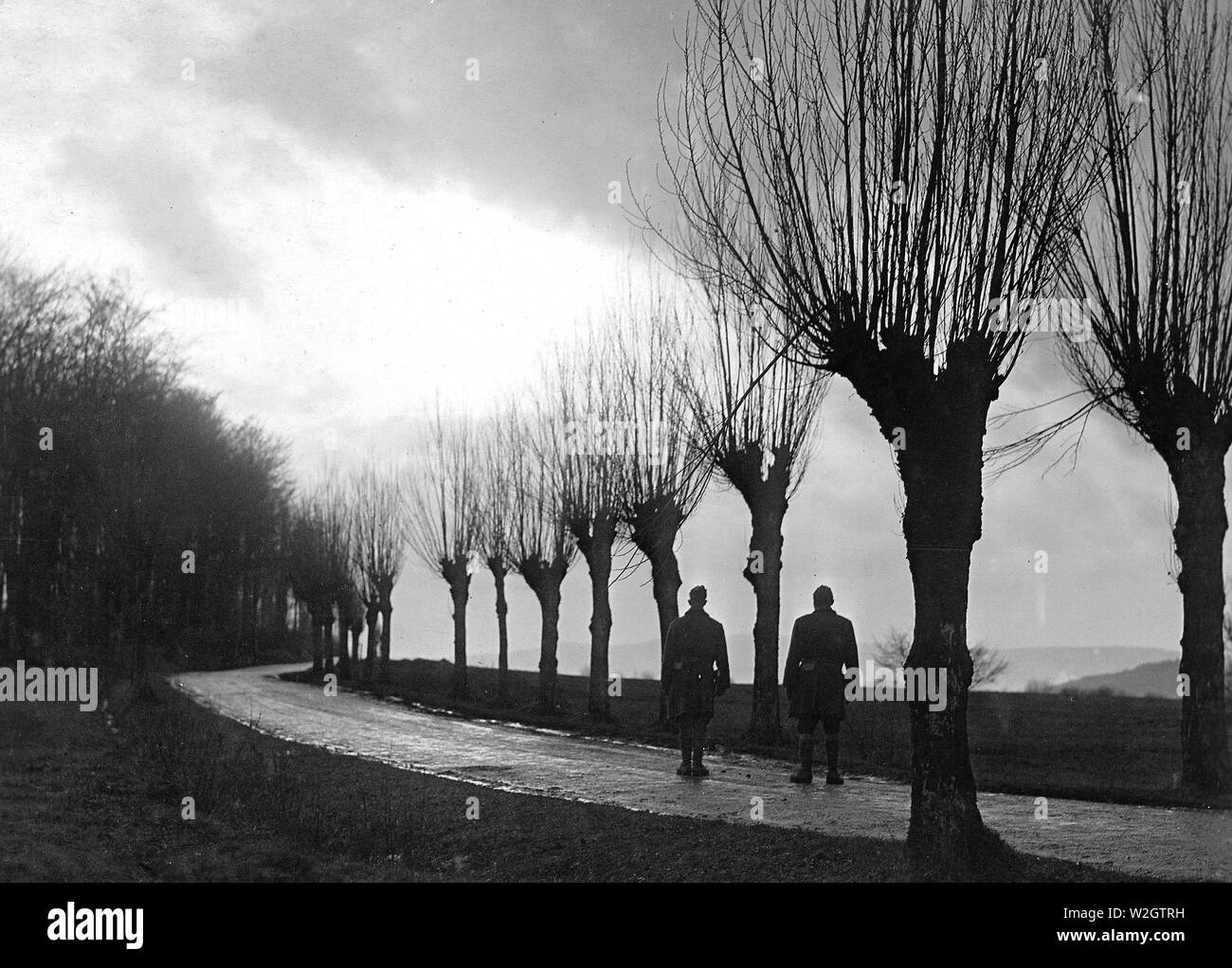 Vista de la puesta de sol sobre un camino custodiado por American centinelas, los hombres del 3º Batallón, 16, 1ª división de infantería del ejército de ocupación. Otzingen, Alemania 1/3/1919 Foto de stock