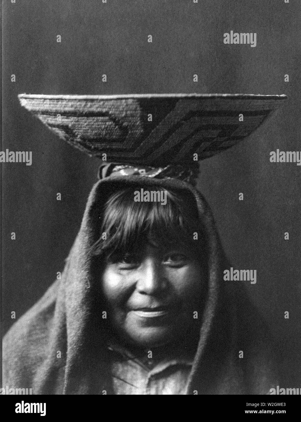 Edward S. Curtis Indios Nativos Americanos - mujer indígena Pima con recipiente de ca sobre su cabeza. 1907 Foto de stock