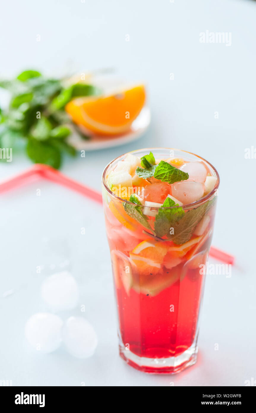 Fruta fresca limonada con menta en un vaso Foto de stock