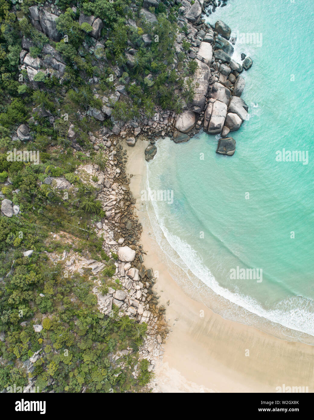Vistas aéreas en una isla tropical en medio de un archipiélago. Drone disparos sobre la isla Magnetic en el norte de Queensland, y cerca de la gran barrera de ree Foto de stock