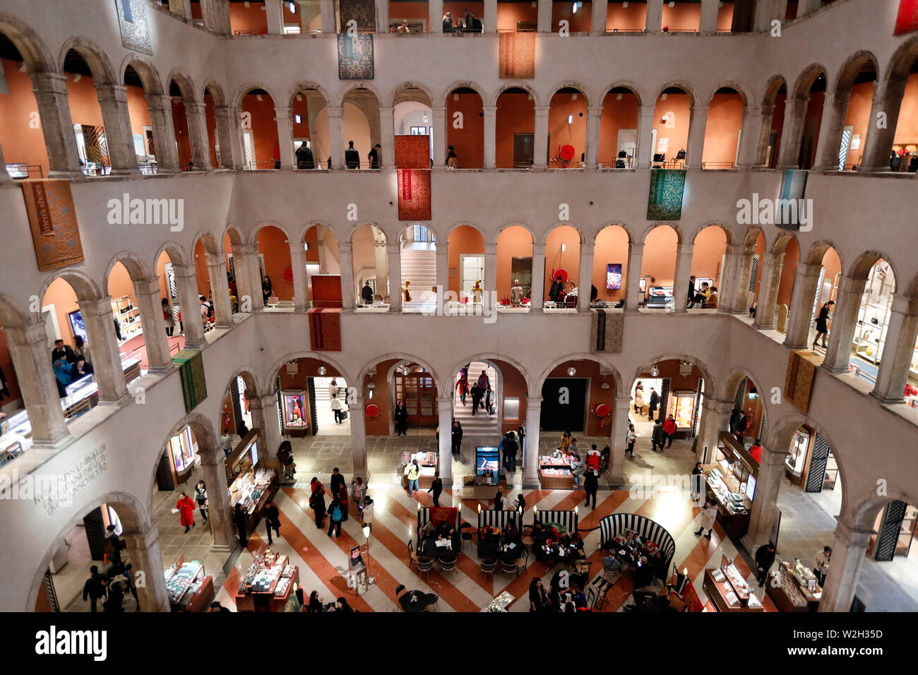 El lujoso centro comercial Fondaco dei Tedeschi. Venecia. Italia. Foto de stock