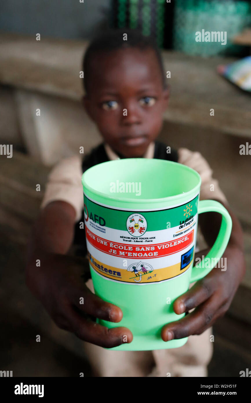La escuela primaria de África. Los niños patrocinada por la ONG francesa : la Chaine de l'Espoir. Lome. Togo. Foto de stock
