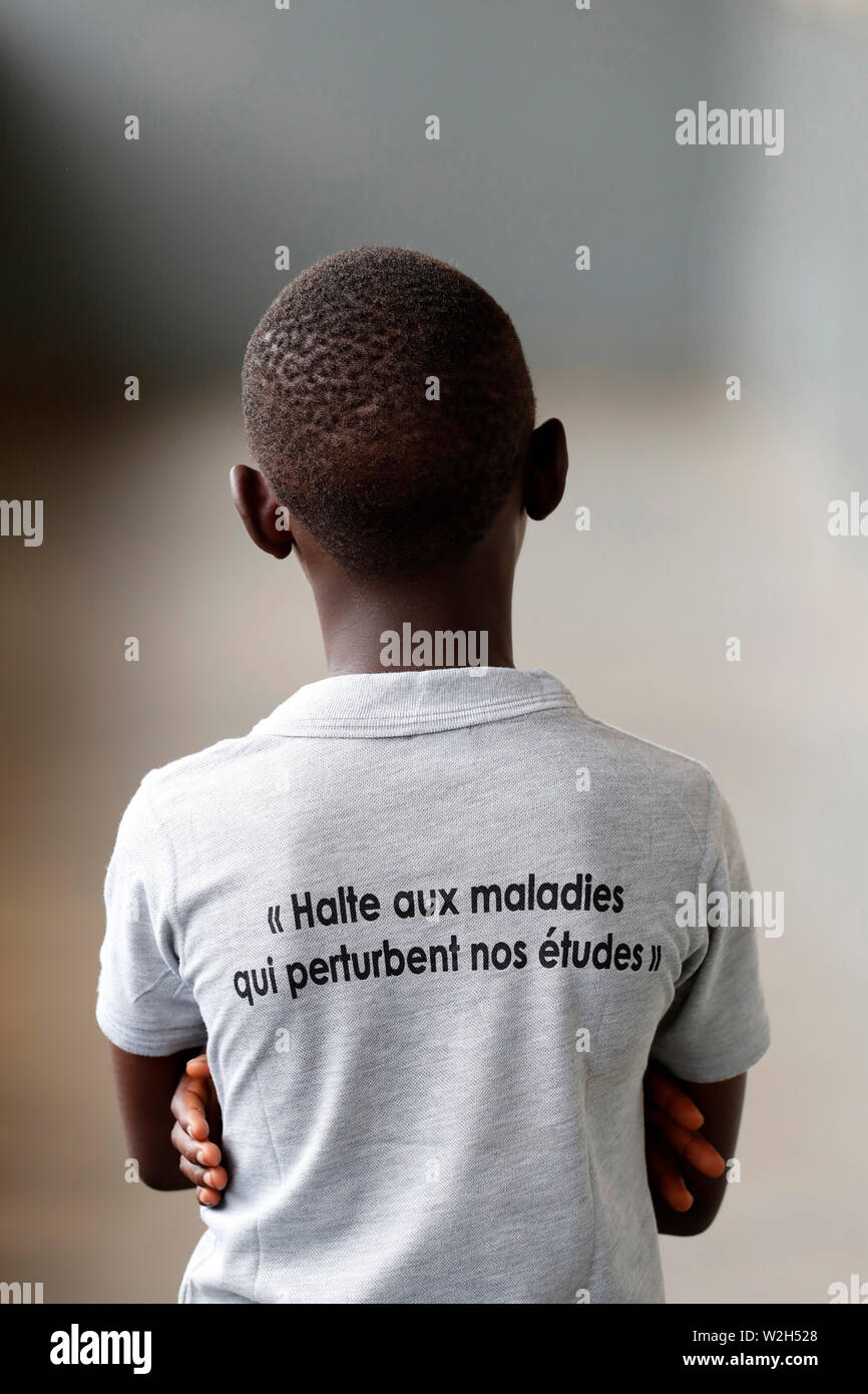 La escuela primaria de África. Niño patrocinado por la ONG francesa : la Chaine de l'Espoir. ( Cadena de Esperanza ). Lome. Togo. Foto de stock