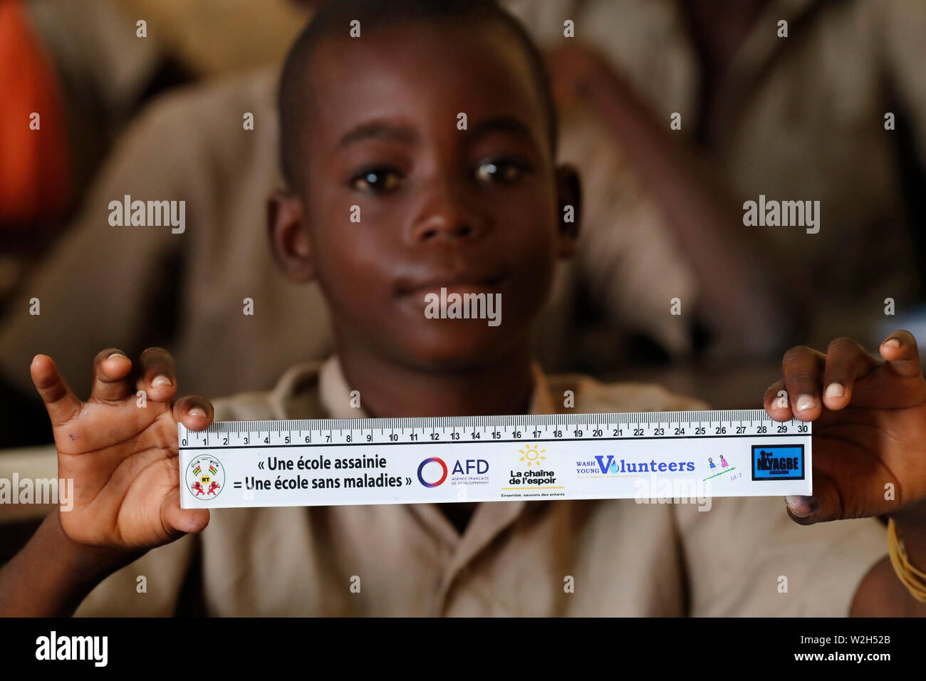 La escuela primaria de África. Niño patrocinado por la ONG francesa : la Chaine de l'Espoir. ( Cadena de Esperanza ). Lome. Togo. Foto de stock