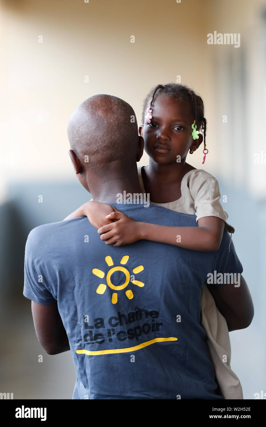 La escuela primaria de África. Niño patrocinado por la ONG francesa : la Chaine de l'Espoir. ( Cadena de Esperanza ). Lome. Togo. Foto de stock