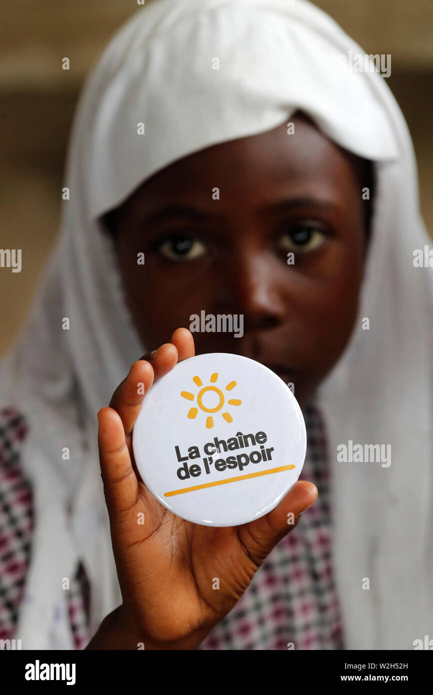 La escuela primaria de África. Niño patrocinado por la ONG francesa : la Chaine de l'Espoir. ( Cadena de Esperanza ). Lome. Togo. Foto de stock
