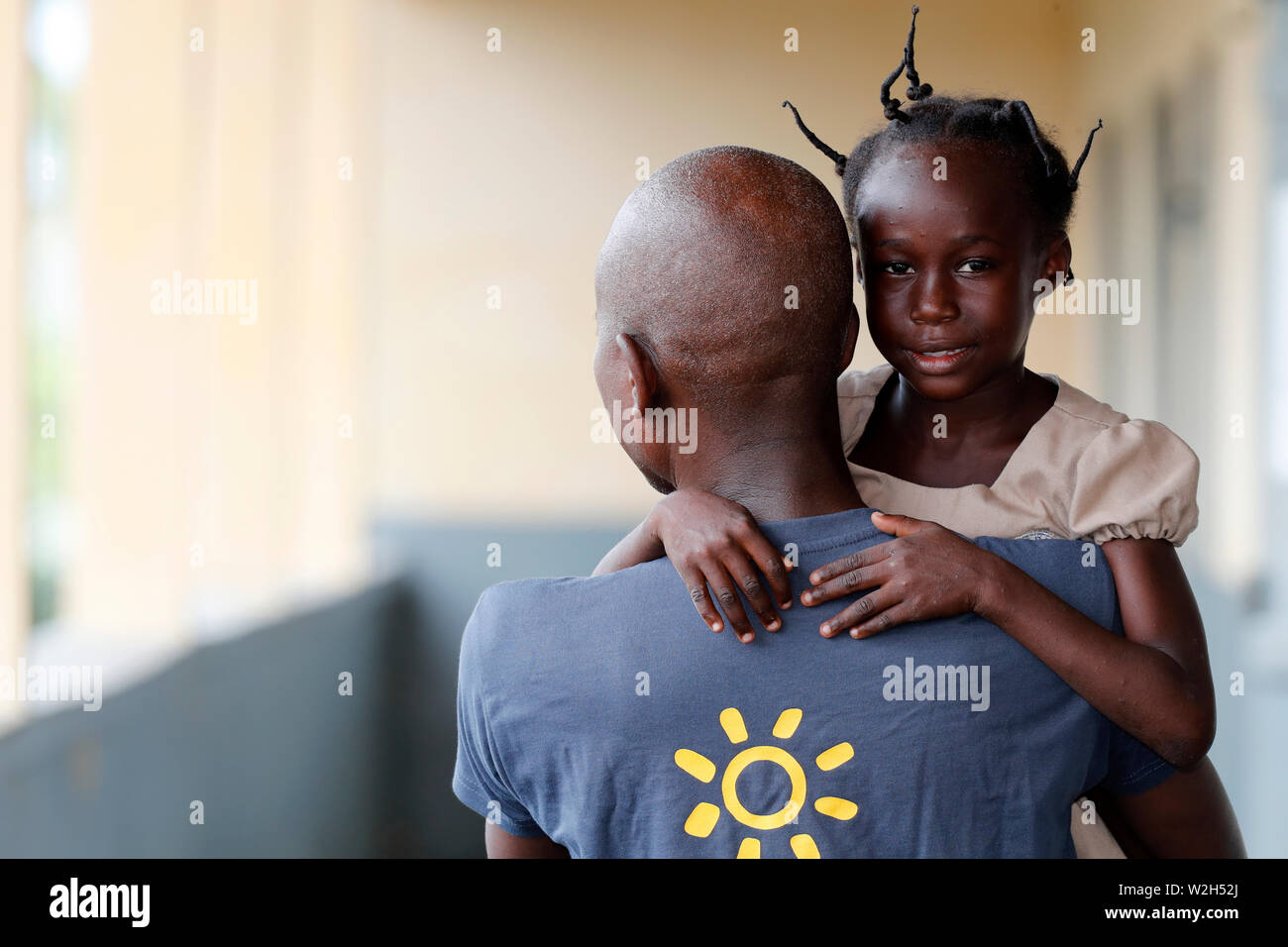 La escuela primaria de África. Niño patrocinado por la ONG francesa : la Chaine de l'Espoir. ( Cadena de Esperanza ). Lome. Togo. Foto de stock