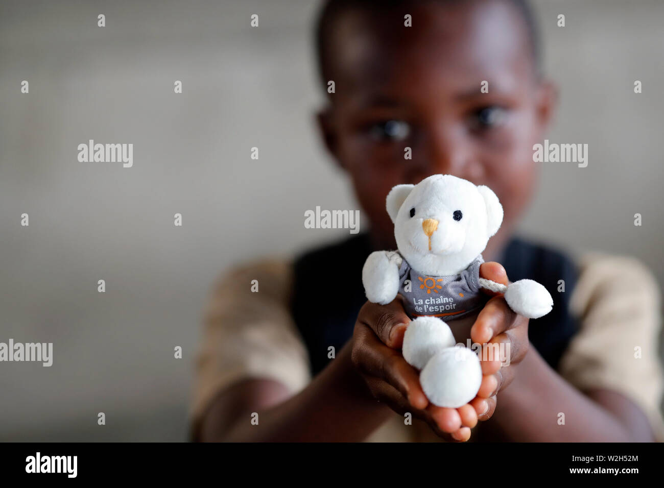 La escuela primaria de África. Niño patrocinado por la ONG francesa : la Chaine de l'Espoir. ( Cadena de Esperanza ). Lome. Togo. Foto de stock