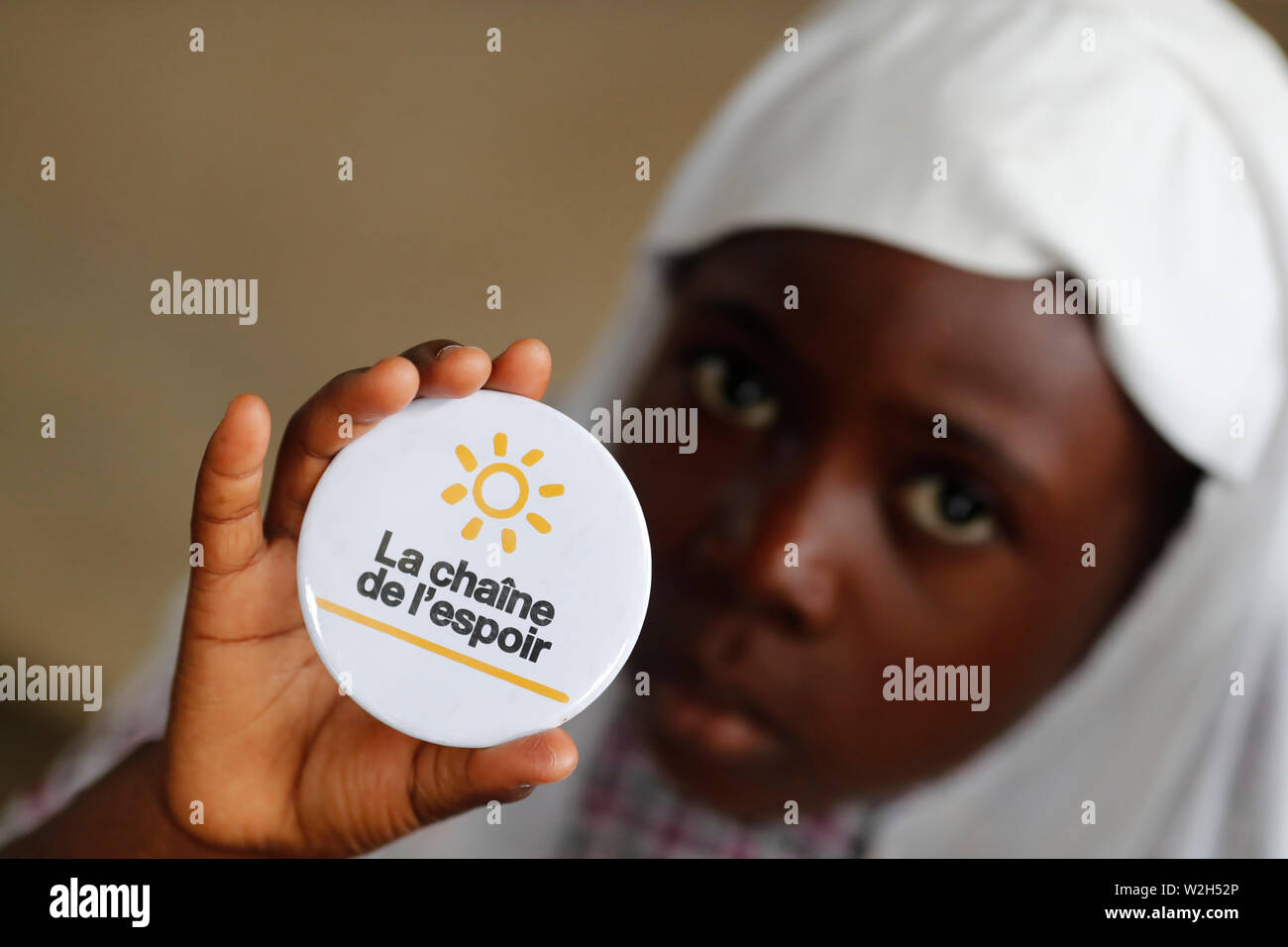 La escuela primaria de África. Niño patrocinado por la ONG francesa : la Chaine de l'Espoir. ( Cadena de Esperanza ). Lome. Togo. Foto de stock