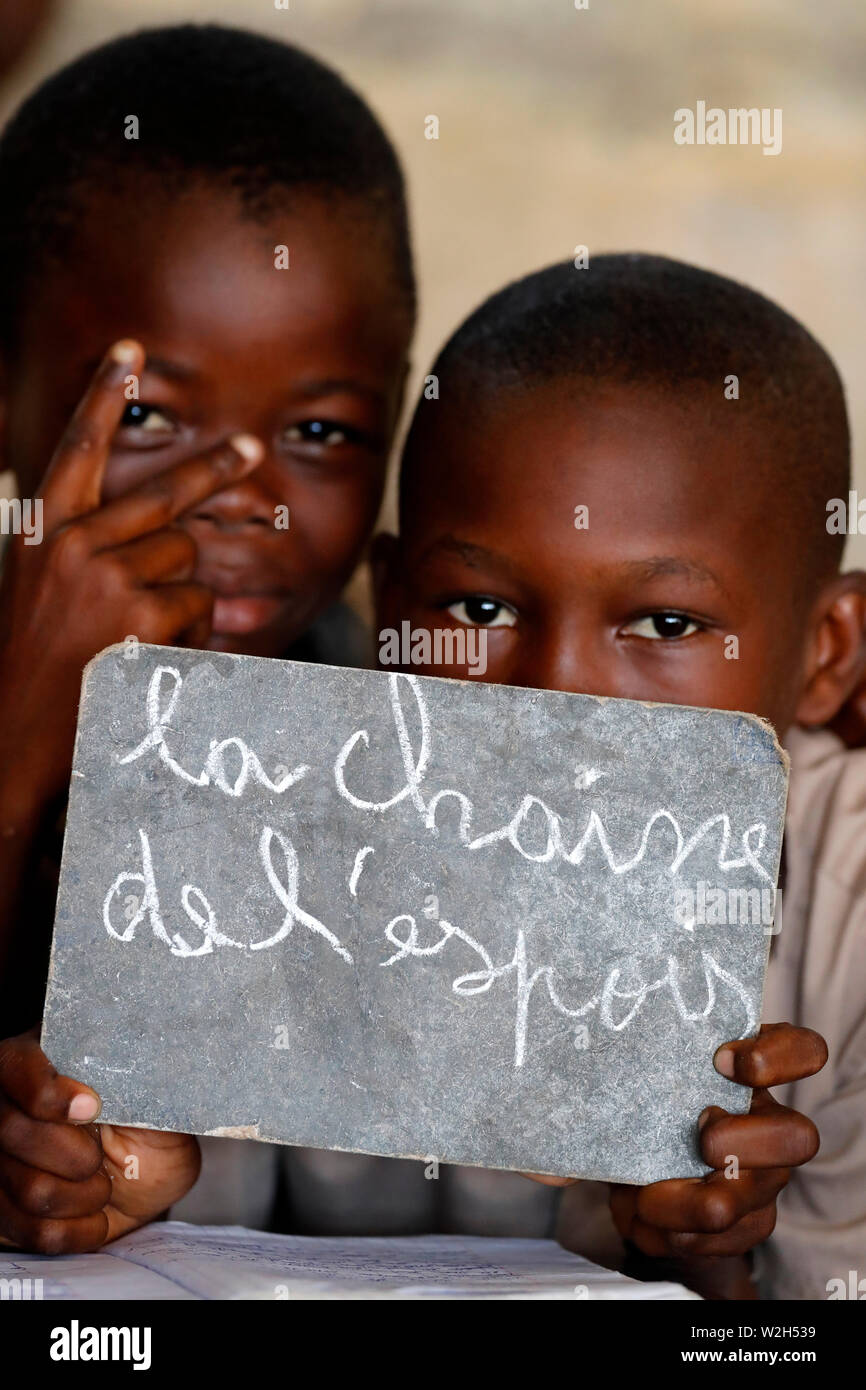 La escuela primaria de África. Los niños patrocinada por la ONG francesa : la Chaine de l'Espoir. ( Cadena de Esperanza ). Lome. Togo. Foto de stock