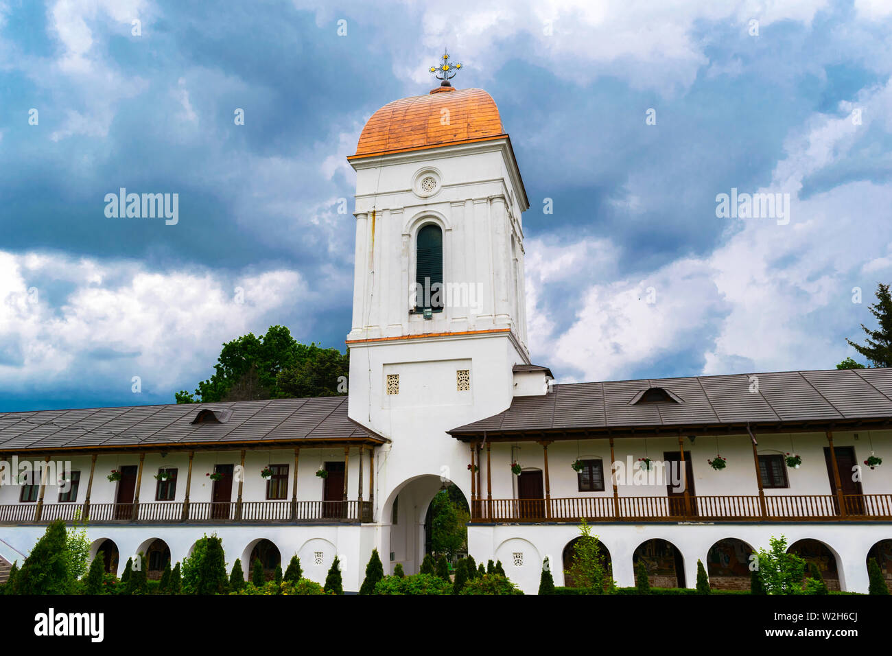 Ilfov, cerca de Bucarest, Rumania - 30 de abril de 2019: Entrada al patio del Monasterio Cernica ortodoxa mostrando el campanario del edificio. Foto de stock