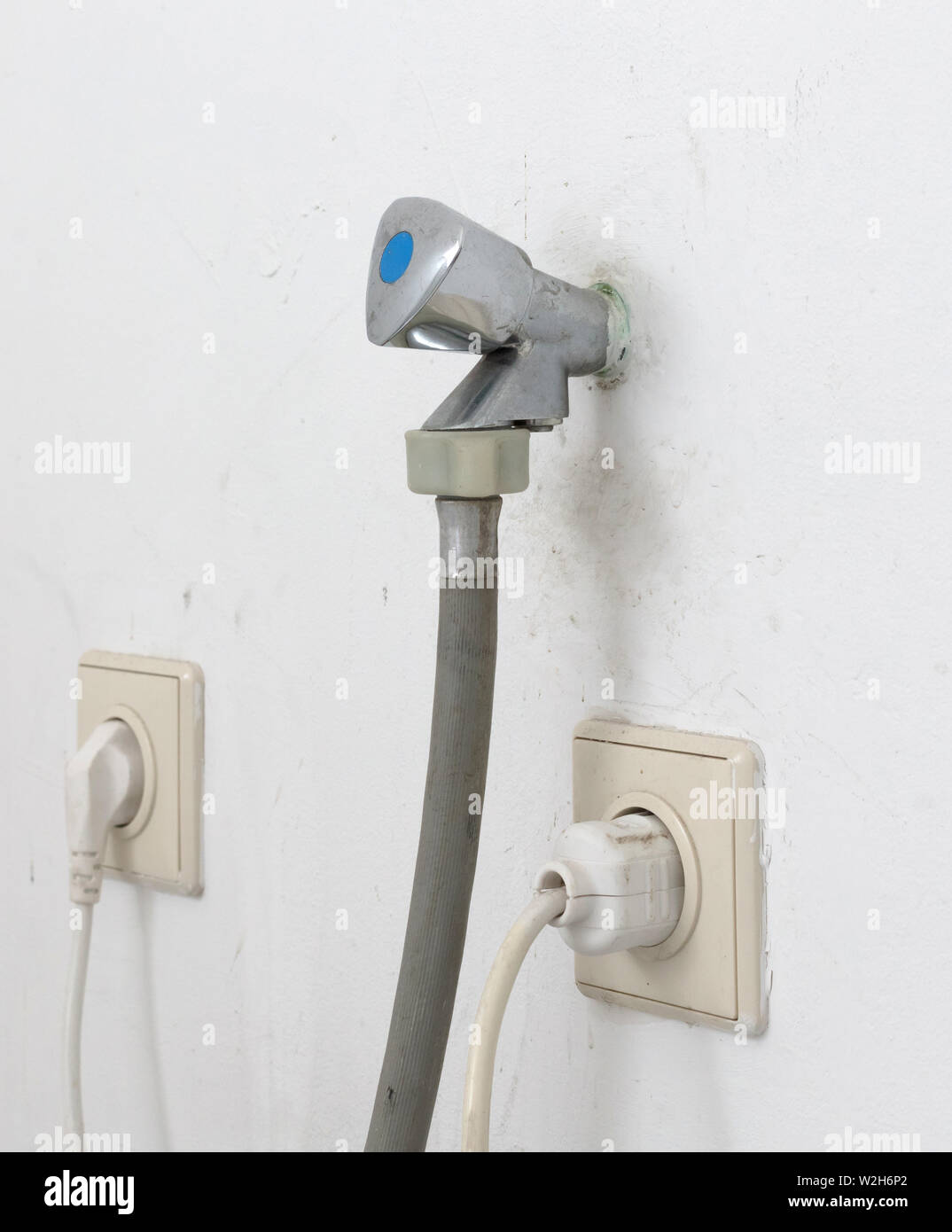 Grifo o canilla para lavadora, enchufe enchufes de pared alrededor de ella  Fotografía de stock - Alamy