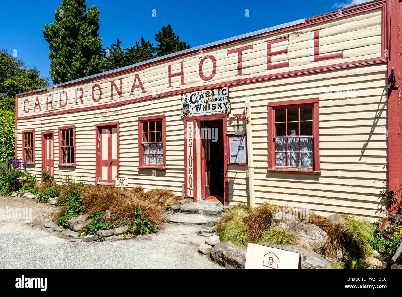 La icónica Cardrona Hotel en la aldea de Cardrona, (cerca de Wanaka), Isla del Sur, Nueva Zelanda Foto de stock