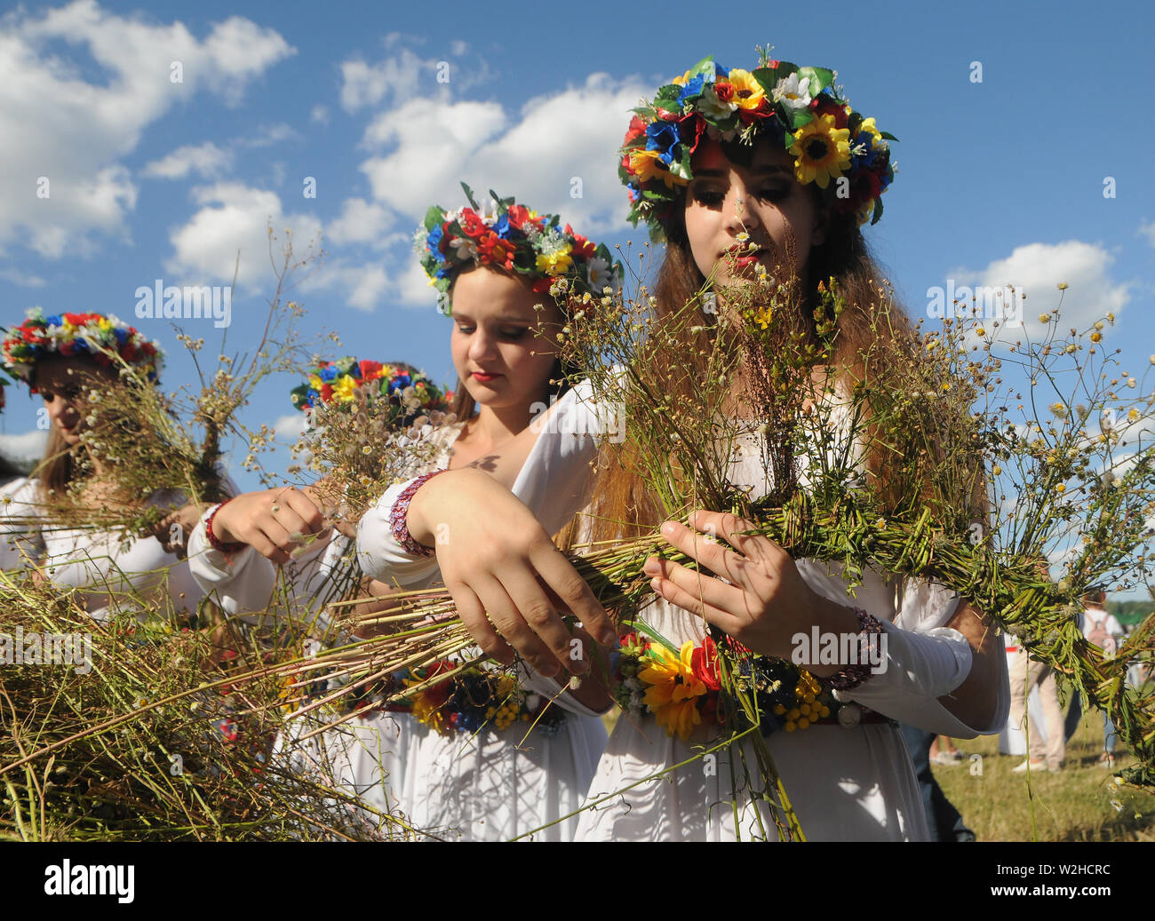 Традиция плести венки. Традиция плести венки. Плести венок. Венок из цветов. Купалье в беларуси.
