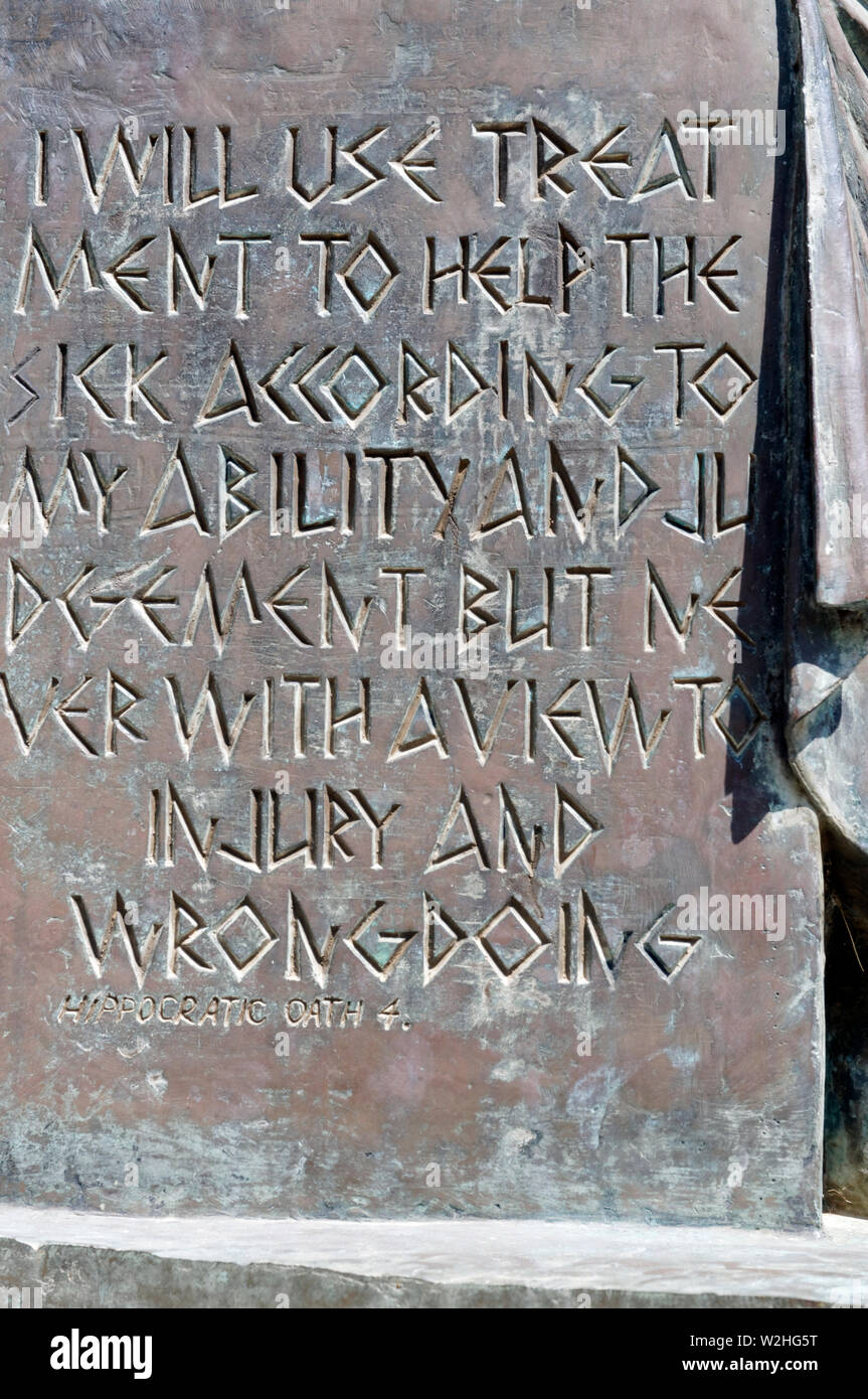 Juramento Hipocrático en inglés en la escultura, la ciudad de Kos, Kos Kos Island, islas del Dodecaneso, en Grecia. Foto de stock