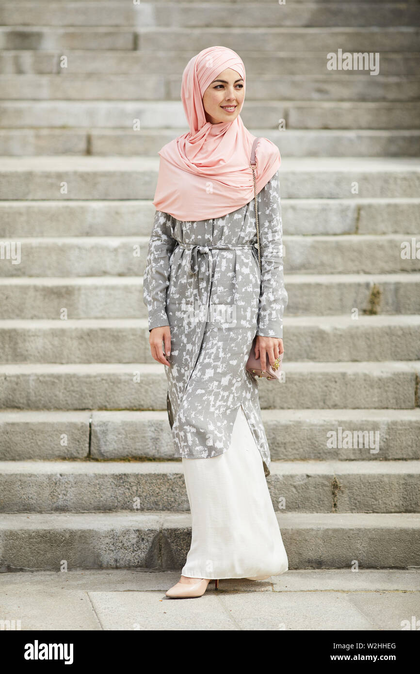 Sonriente Joven Dama Moda Musulmana Llevar Hijab Rosado Vestido Largo Y Pelaje De Verano De Pie Contra Apedreado Escaleras Exteriores Fotografia De Stock Alamy