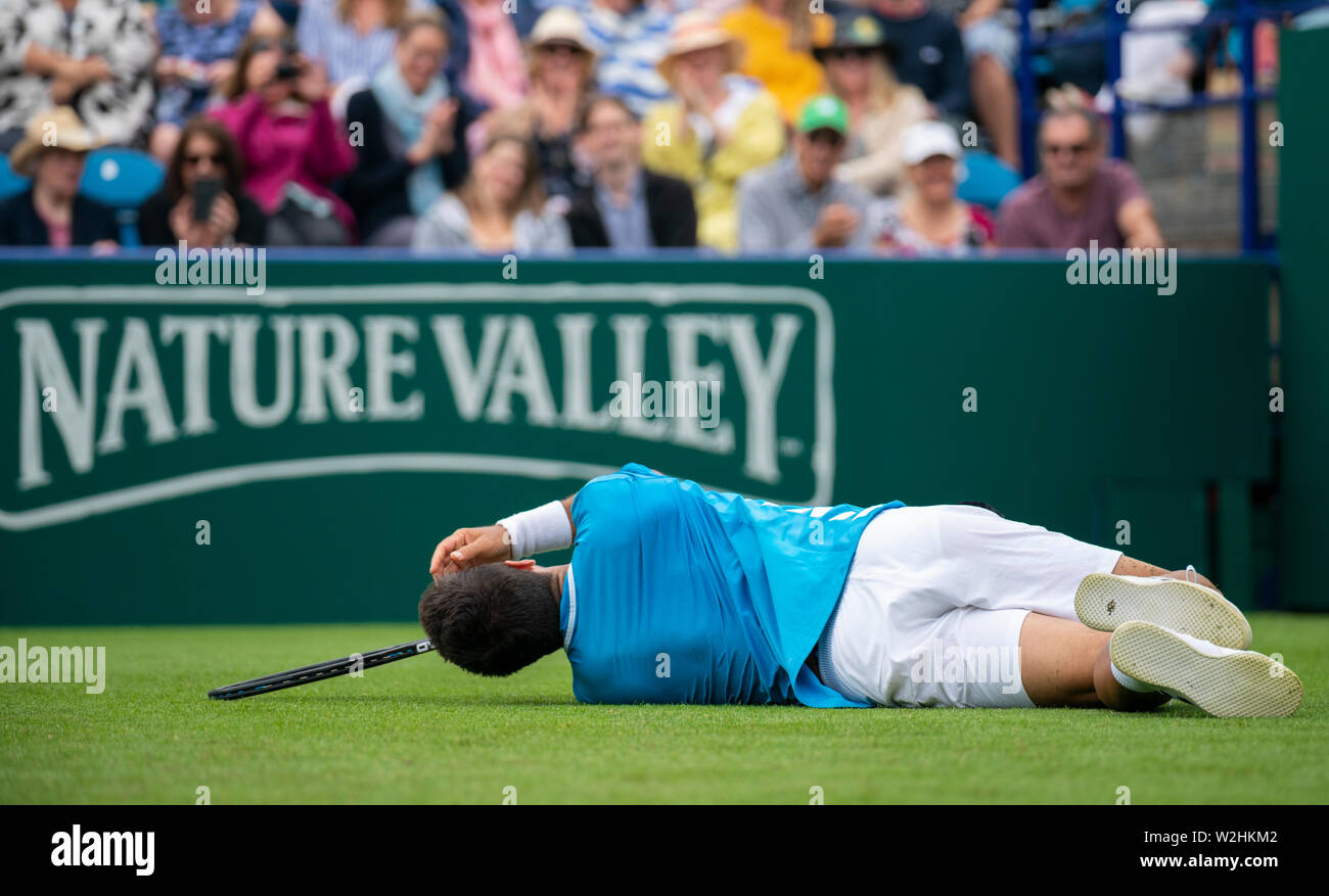 Fernando Verdasco de España cae al suelo durante el partido contra John Millman de Australia en Nature Valley International 2019, Devonshire Park, Eastbo Foto de stock