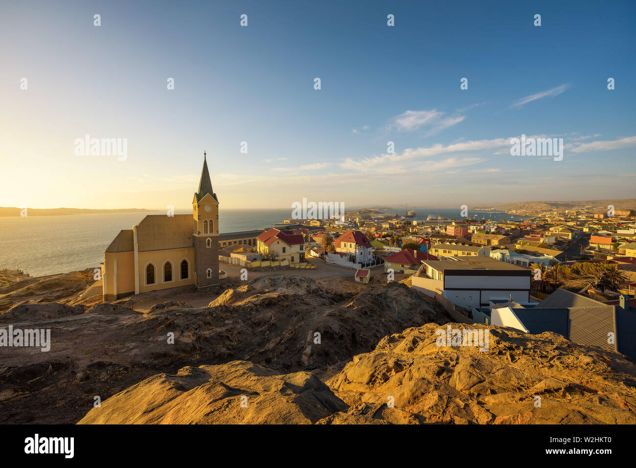 Luderitz en Namibia con la iglesia luterana denominada Felsenkirche al atardecer Foto de stock