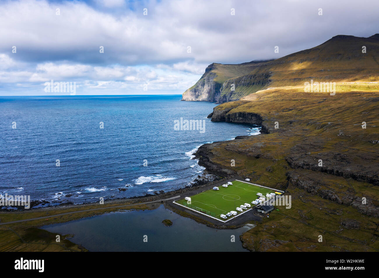 Vista aérea de un antiguo campo de fútbol en la costa cerca de Eidi en Islas Feroe Foto de stock
