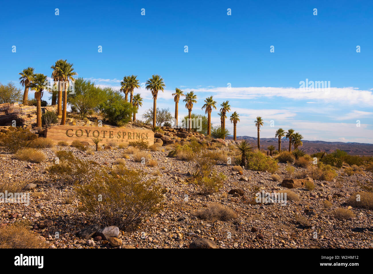 Cartel de bienvenida a la pequeña comunidad de Coyote Springs cerca de Las Vegas, en Nevada Foto de stock