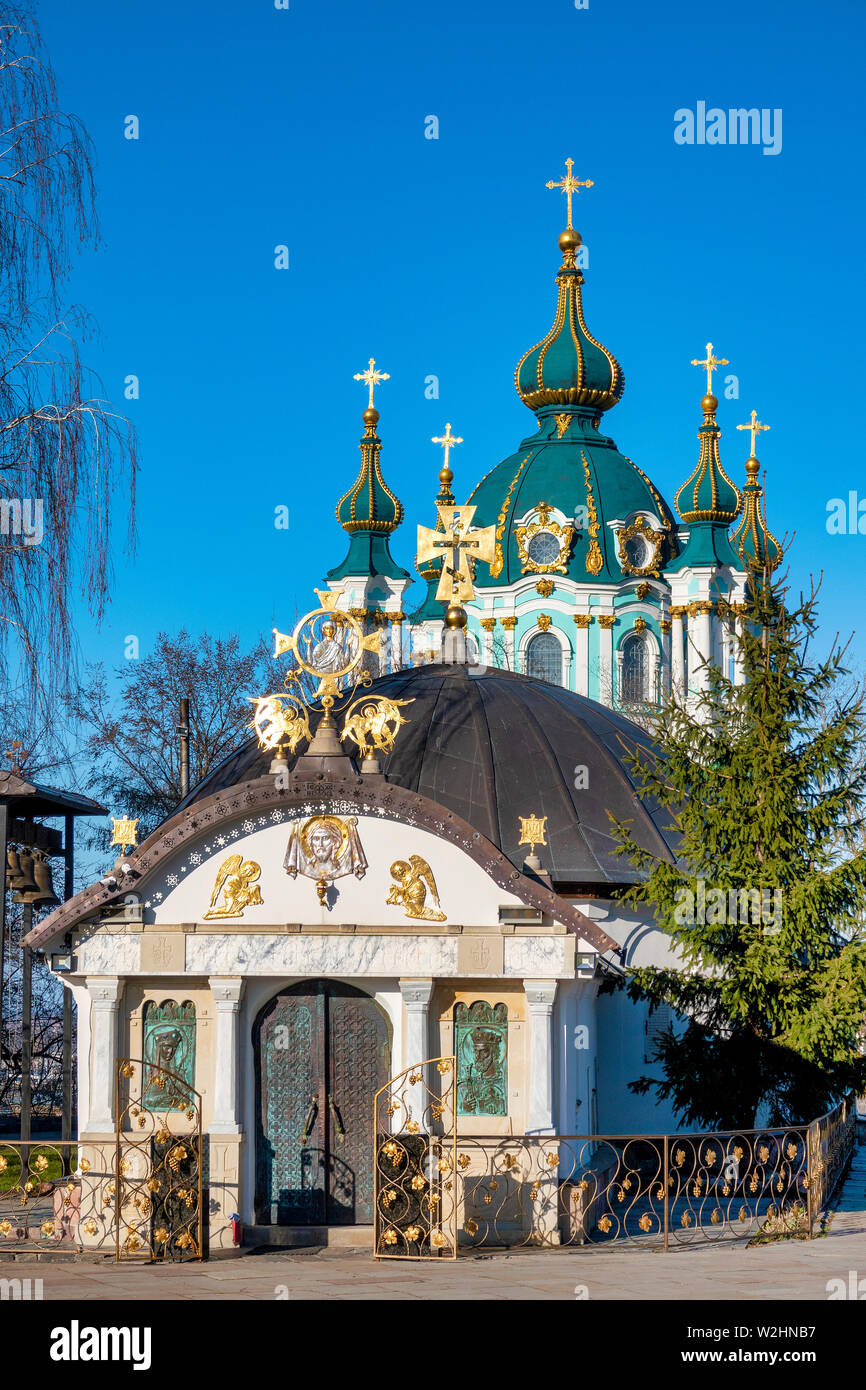 Diezmo Natividad de la Santísima Madre de Dios monasterio con la iglesia de San Andrés en el fondo, Kiev, Ucrania Foto de stock