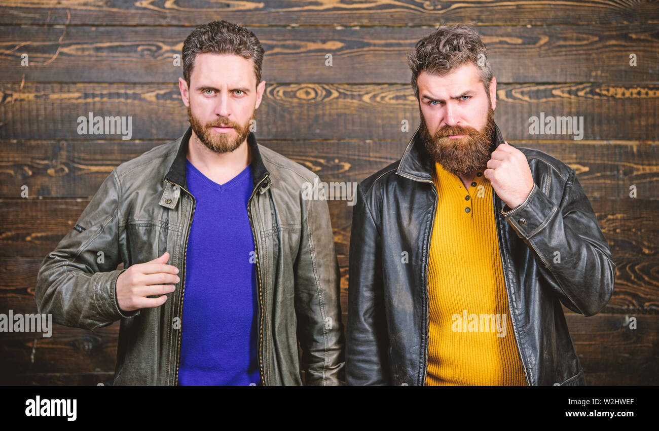 Los hombres visten chaquetas de cuero brutal. Cuero ropa de moda. Guapo  elegante y fresco. Se sienten seguros en brutales prendas de cuero. El  hombre barbado brutal hipster posando en moda chaquetas