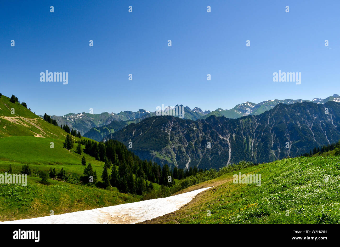 Idílico paisaje de montaña en los Alpes. Foto de stock