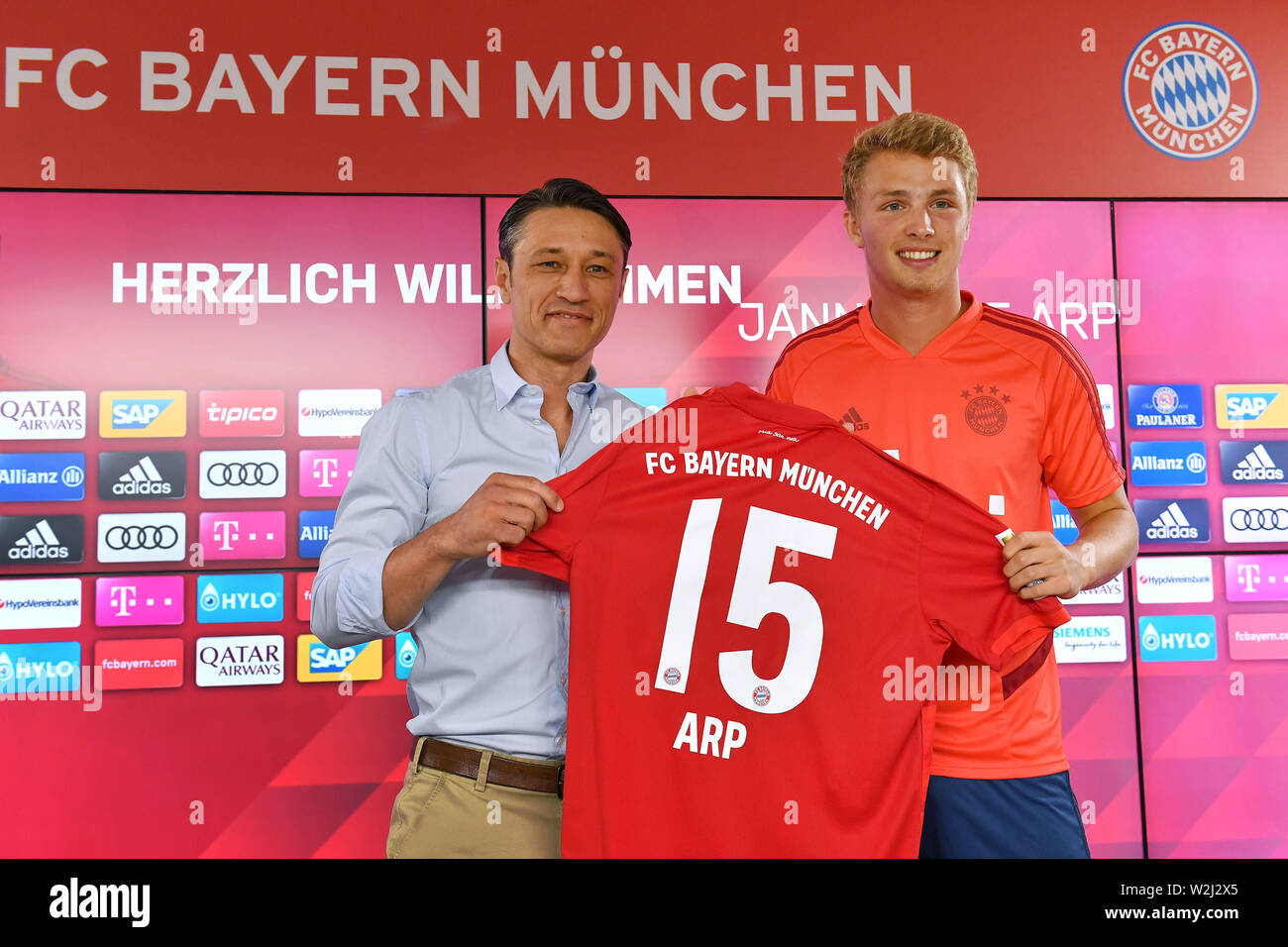 Plata cómodo Cada semana Jann Fiete ARP (FC Bayern Munich) y Niko Kovac (entrenador del Bayern  Munich) muestran la Trikoz con el número 15. Presentación, presentación,  conferencia de prensa Jann Fiete ARP (FC Bayern Munich). El