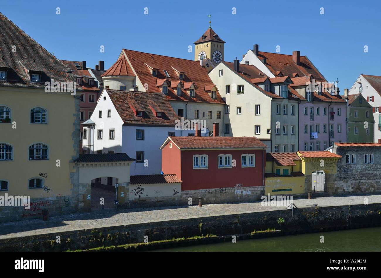 Regensburg, Oberpfalz, Bayern: historische Stadt an der Donau: Blick von der Steinernen Brücke auf die Altstadt Foto de stock