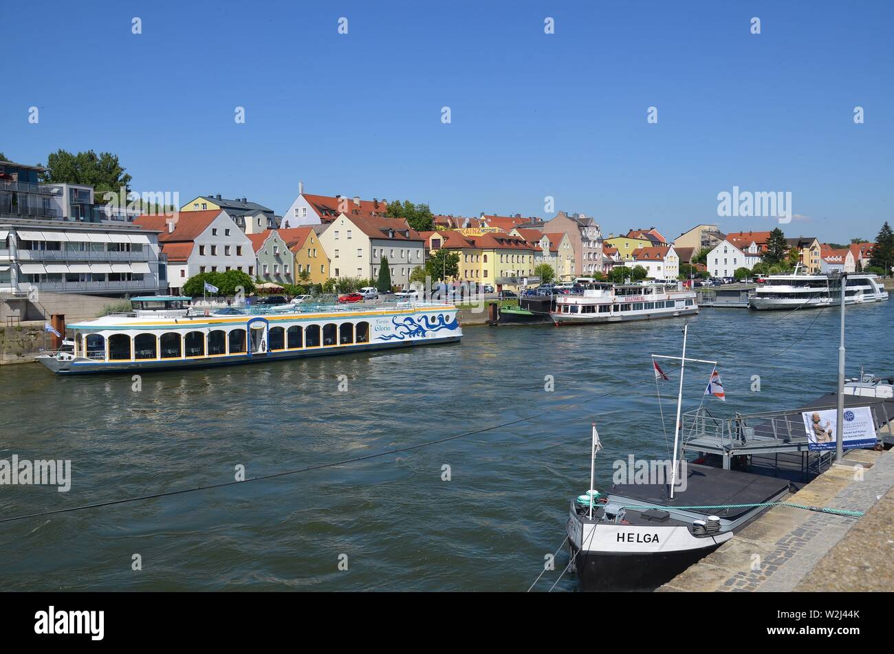 Regensburg, Oberpfalz, Bayern: historische Stadt an der Donau: Schiffe am Donauufer und Insel Stadtamhof Foto de stock