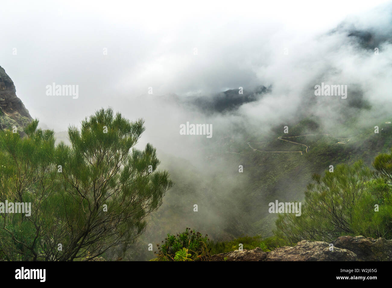 A través de la máscara de niebla Gorge. Una vista encantadora desde el punto de vista de la aldea de Maska. Enormes rocas y quebrada con un pintoresco pueblo - Imagen Foto de stock