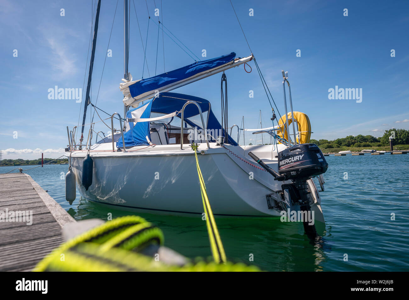 Velero con motor fuera de borda amarrados en un pontón jetty Fotografía de  stock - Alamy
