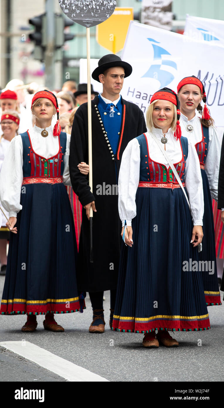 Tallinn, Estonia, 6 de julio, 2019: la gente en ropa tradicional en las  calles de Tallin Fotografía de stock - Alamy