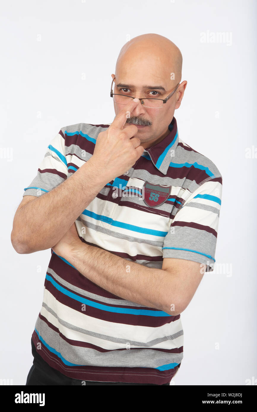Portrait of a man adjusting his eyeglasses Foto de stock