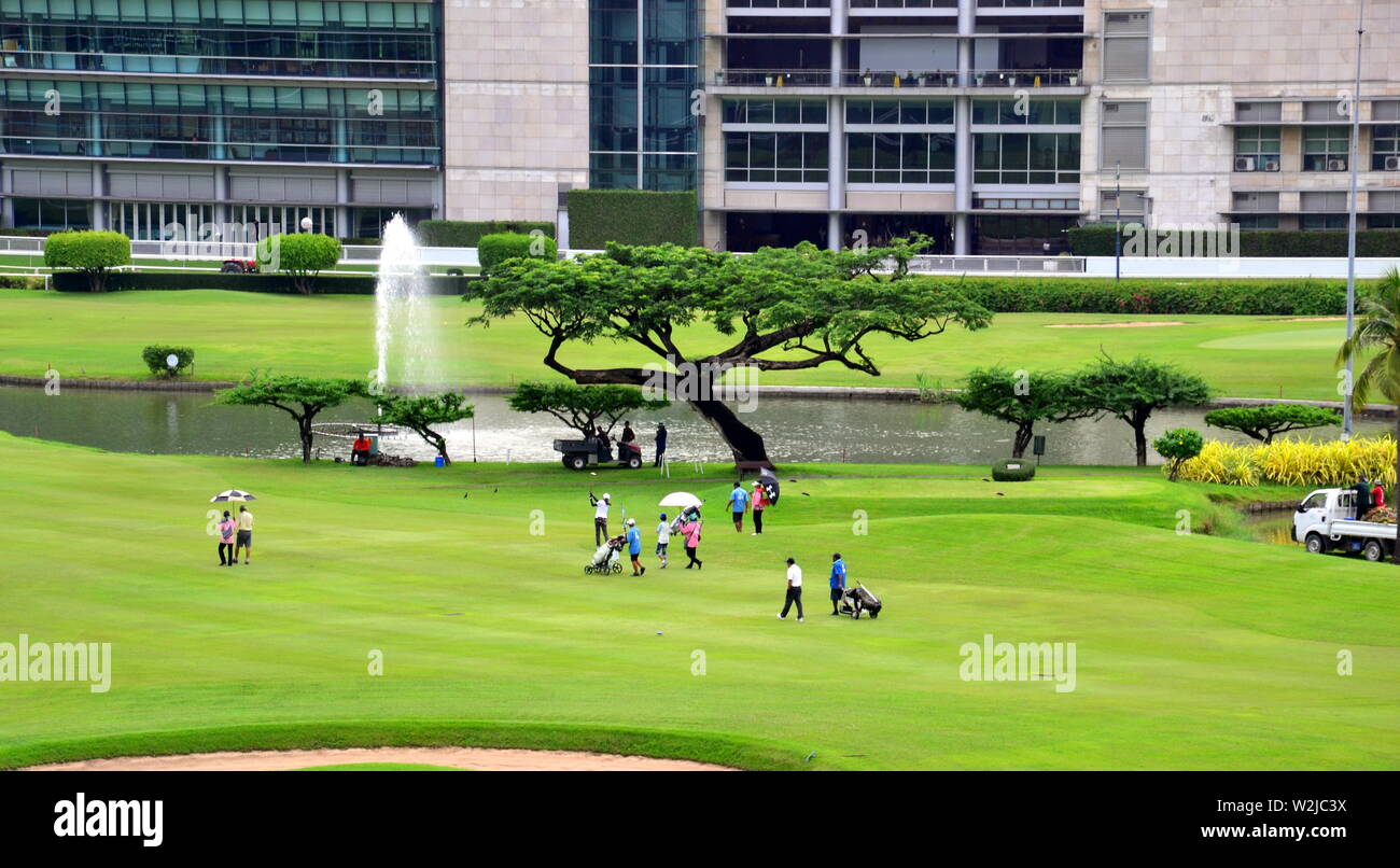 El Real Club Deportivo de Bangkok (RBSC) Campo de golf en el Pathumwan,  Bangkok, Tailandia central, Asia, tomado de la Ratchadamri Skytrain  Station. Este es un exclusivo club deportivo, mejor conocido por