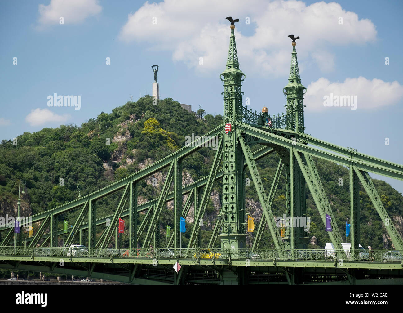 Liberty Bridge (Puente Szabadsag) y la Estatua de la libertad en los pies de la Colina Gellert, Budapest Foto de stock