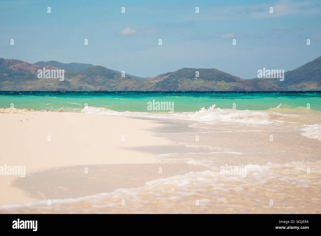 Playa de arena blanca con aguas turquesa y arena, Bulog isla, Filipinas. Foto de stock