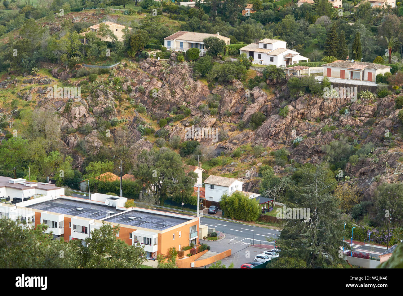 Vista sobre las casas en la ladera rocosa de la montaña en Mandelieu-La Napoule, la Riviera Francesa, Francia Foto de stock