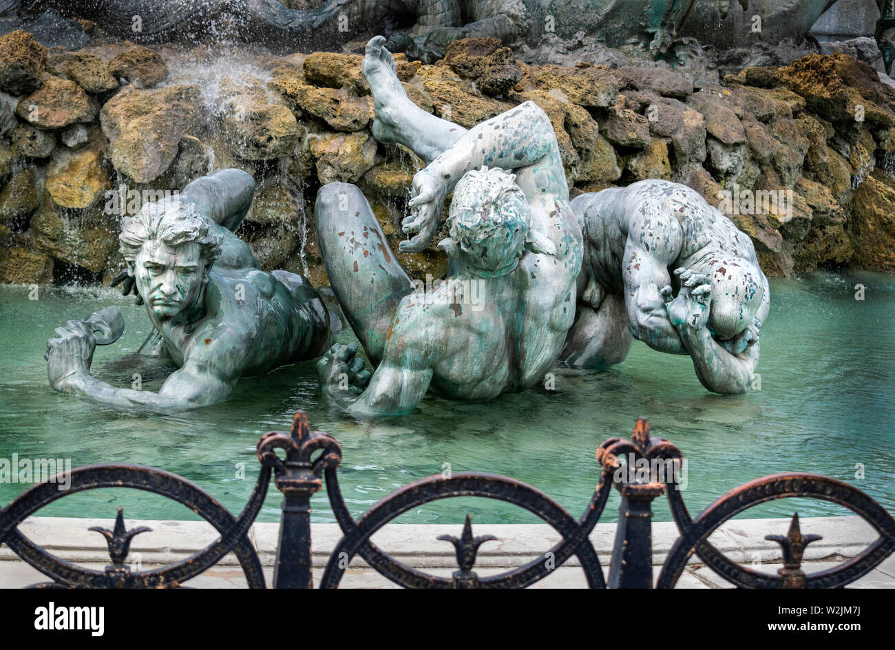 Tres figuras masculinas, parte del monumento a Girondins de Burdeos, Francia, Europa, en conmemoración de la Revolución Francesa en la que muchas personas han muerto Foto de stock