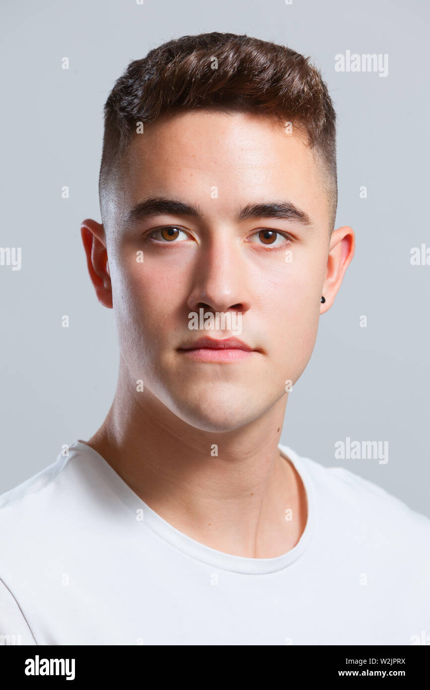 Cabeza y hombros estilo retrato de un joven blanco modelo masculino Foto de stock