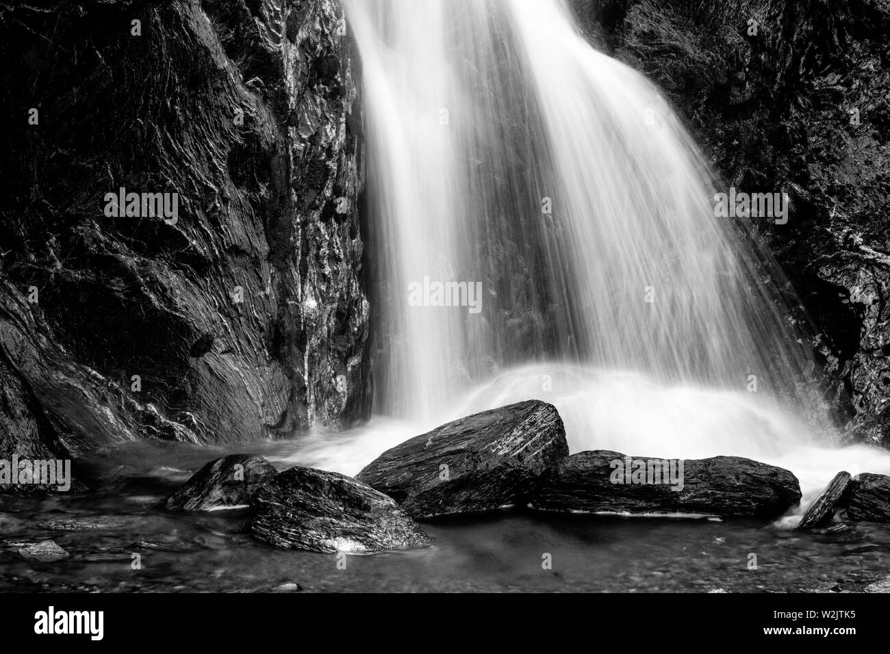 Una cascada en el valle a pie, el glaciar Franz Josef, Isla del Sur, Nueva Zelanda Foto de stock