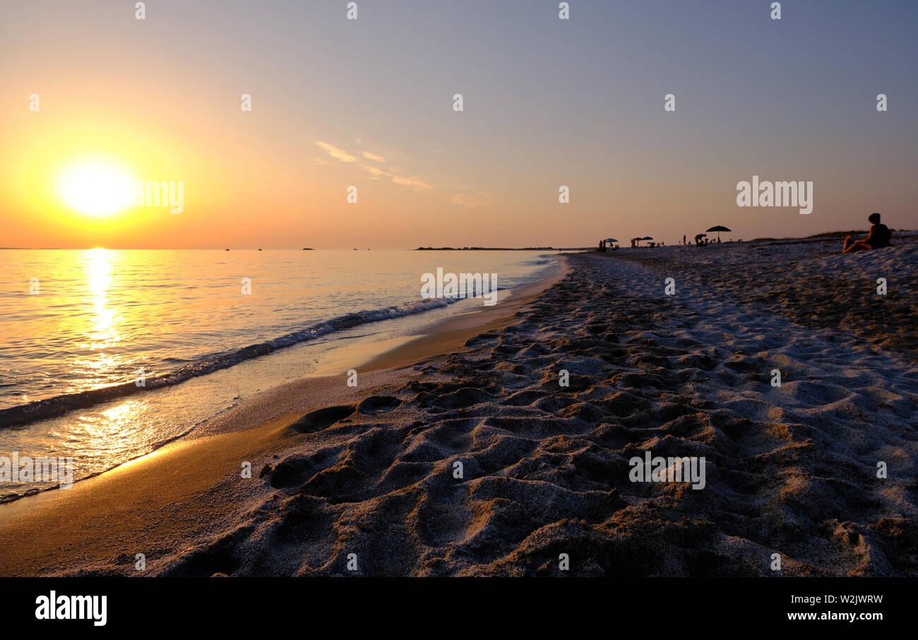 Último atardecer en Cerdeña Mari Mar Ermi, cabras, Oristano, Cerdeña Foto de stock