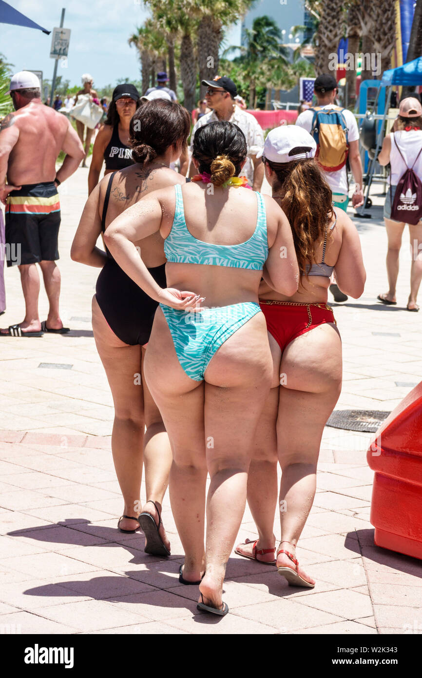 Mujer gorda en la playa fotografías e imágenes de alta resolución - Alamy