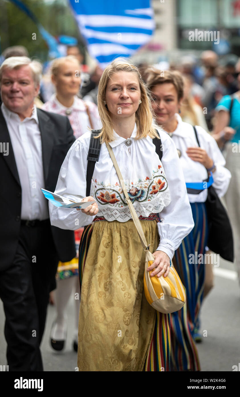 Tallinn Estonia 6 de julio 2019 la gente en ropa tradicional